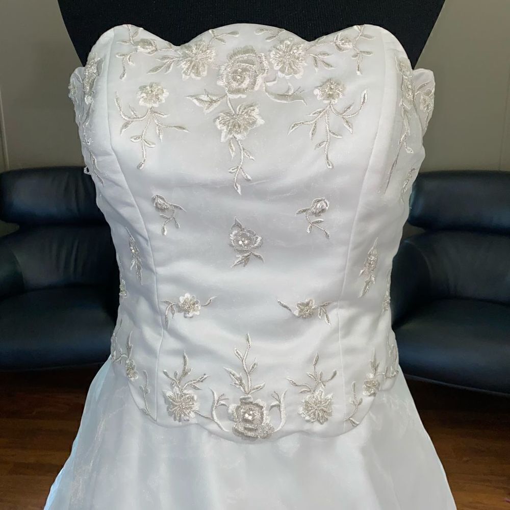 Wedding gown NWT custom made strapless w/embroidery and subtle beading - Picture 15 of 16